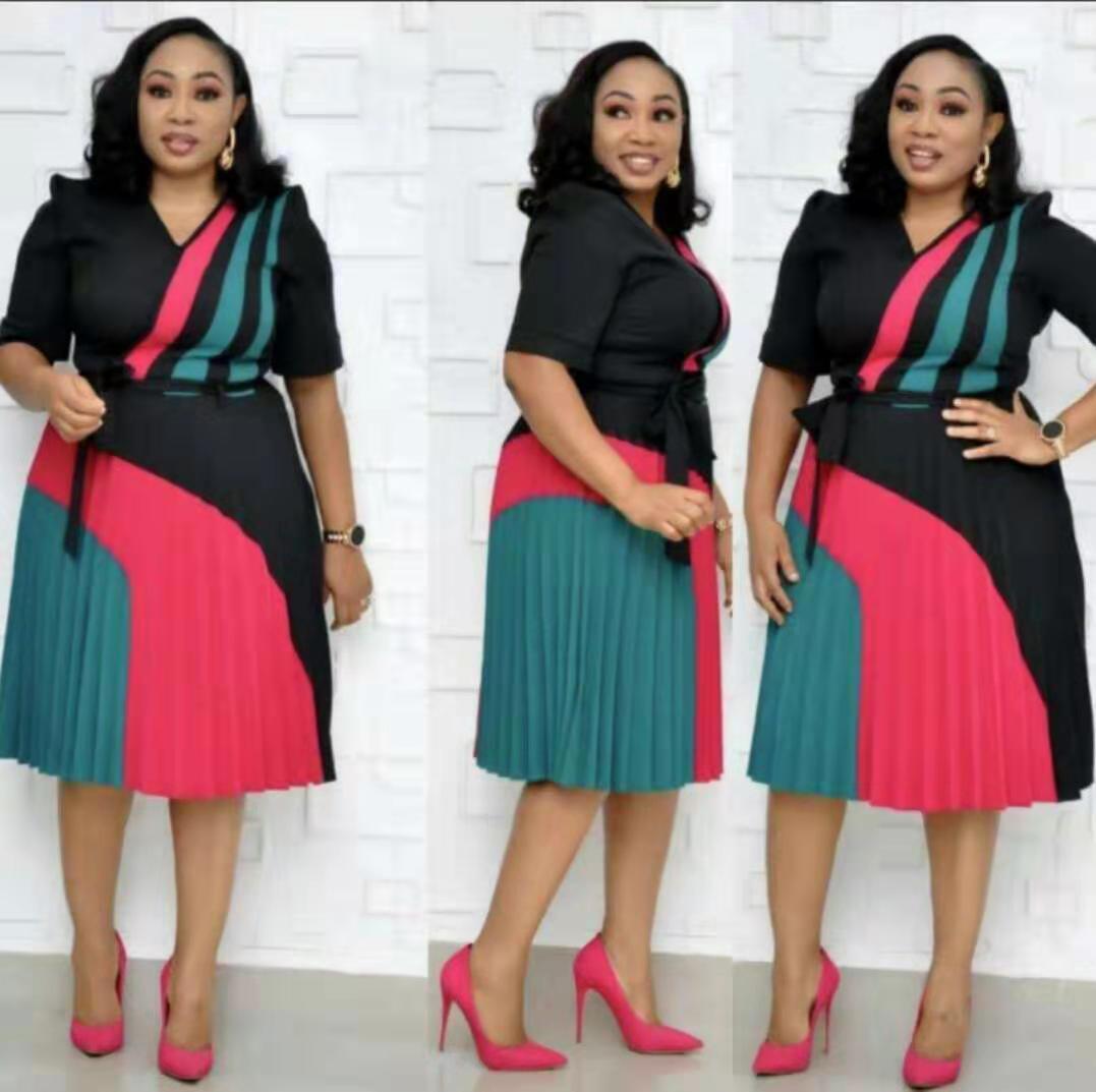 V-neck pleated skirt